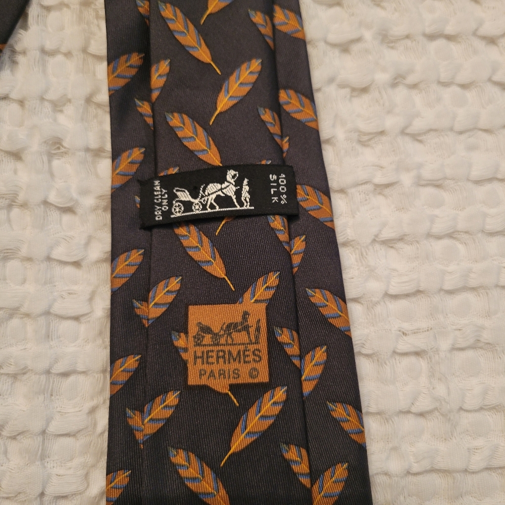 Hermes Authentic Elegant Black and Orange Feather Pattern Tie - Picture 8 of 12